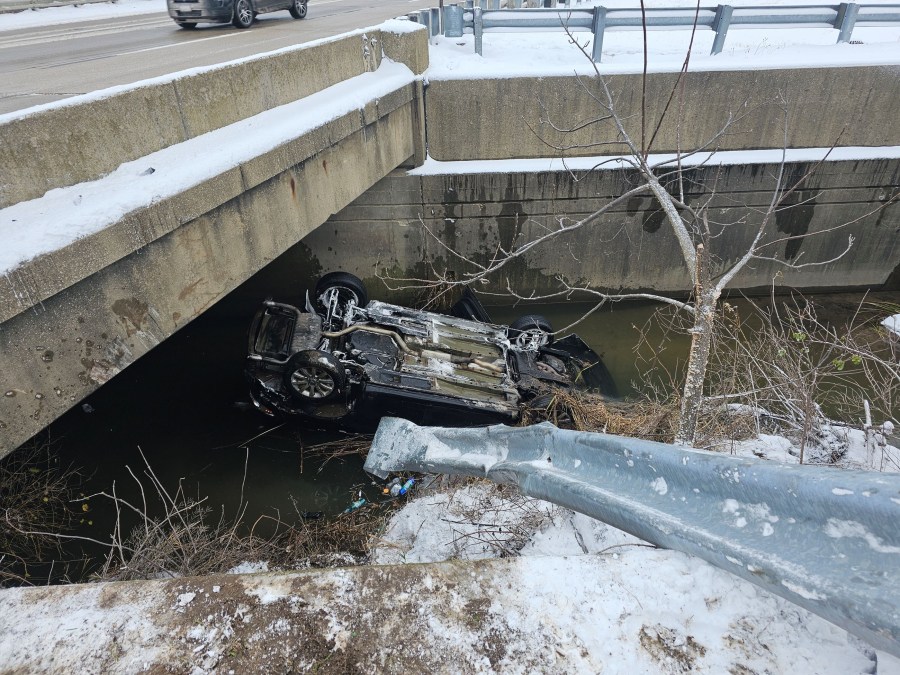 An I-94 crash in Hartford Township on Nov. 29, 2024. (Courtesy Van Buren County Sheriff's Office)