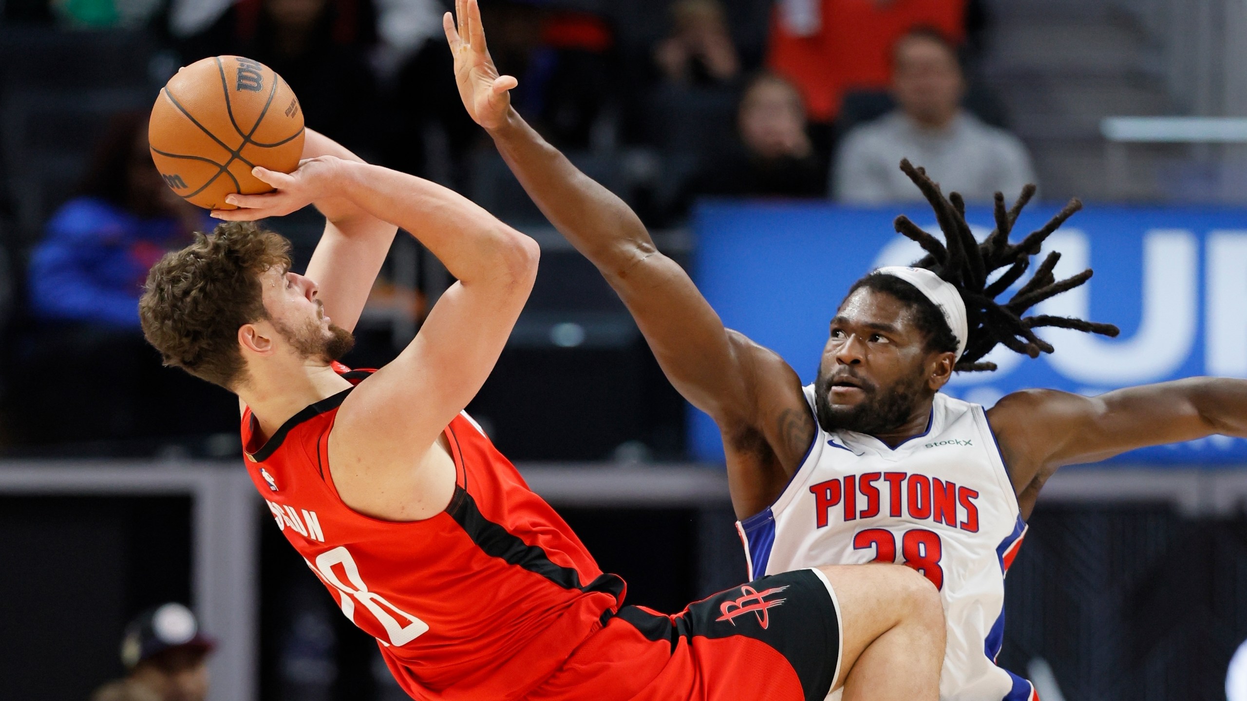 Houston Rockets center Alperen Sengun, left, looks to shoot against Detroit Pistons center Isaiah Stewart, right, during the first half of an NBA basketball game Sunday, Nov. 10, 2024, in Detroit. (AP Photo/Duane Burleson)