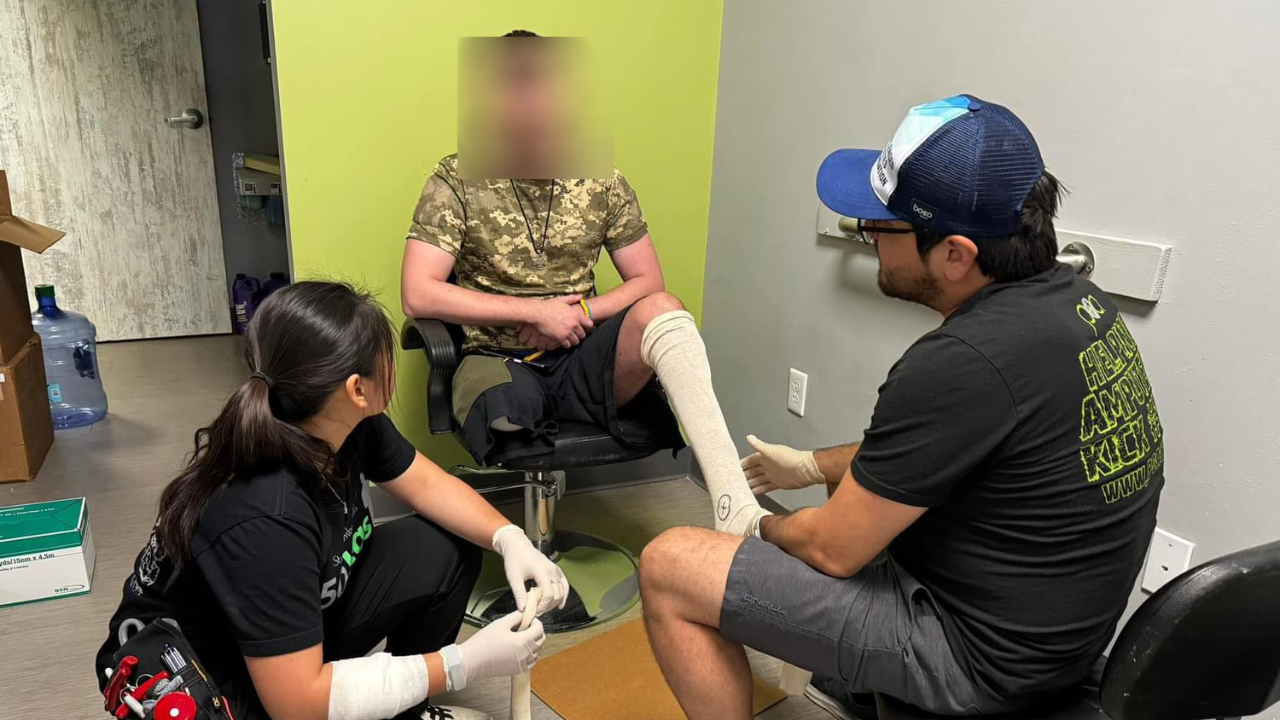 A Ukrainian soldier undergoes therapy in Chicago. Patients' faces have been blurred. (Courtesy Oleksandra Soltinska)